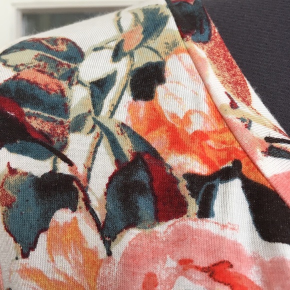 🦋 3 for $25 - 🇺🇸 Floral Print Soft Rayon Knit Vneck Tee - Picture 3 of 8